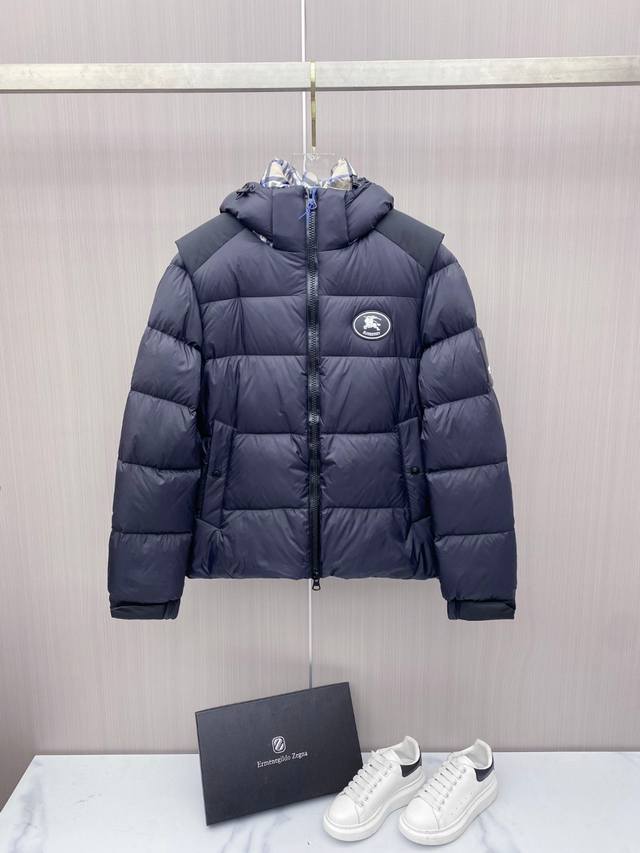 爆款羽绒服 Burberry巴宝莉 2025新款羽绒服秀场新品，袖子可拆卸，一衣两穿。品相非常完美，专柜高科技防水面料，内里95白鸭绒填充，舒适保暖，色泽饱满诱