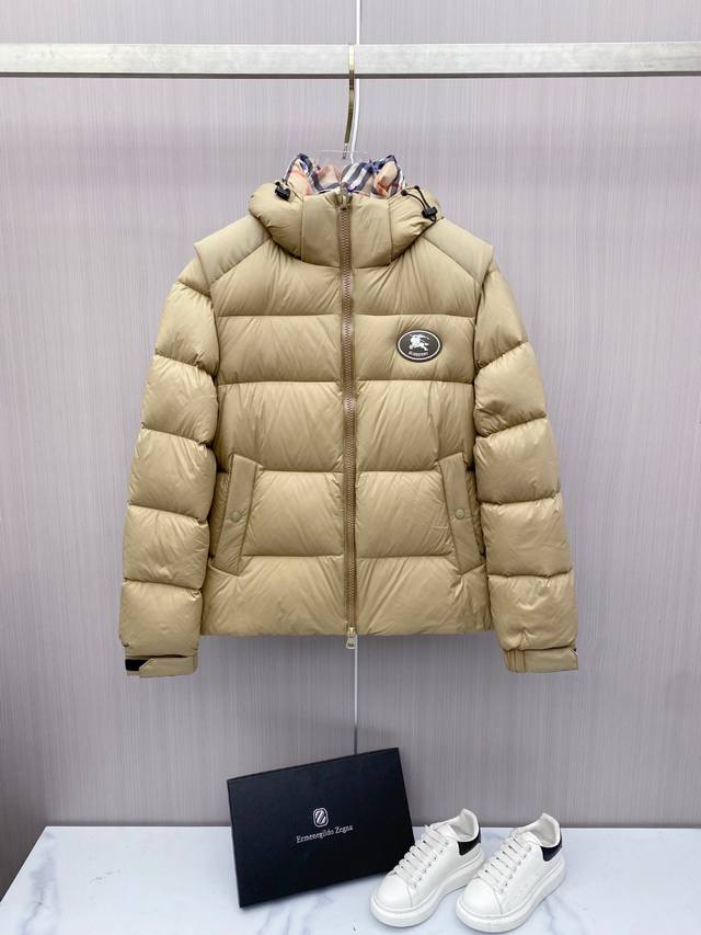 爆款羽绒服 Burberry巴宝莉 2025新款羽绒服秀场新品，袖子可拆卸，一衣两穿。品相非常完美，专柜高科技防水面料，内里95白鸭绒填充，舒适保暖，色泽饱满诱