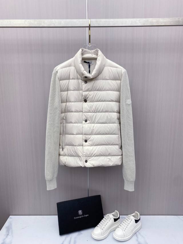 Moncler 蒙口 2025年秋冬新款羽绒服，针织拼接羽绒服采用新国标95白鸭绒，秋冬新品内搭神器！在国内羽绒黑色都是走基础风格，可以单穿还可以搭配叠穿，会更