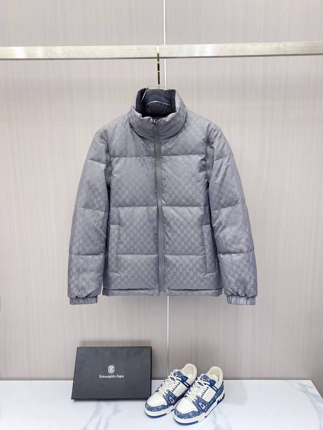 爆款羽绒服 双面穿袖子可拆卸 Gucci 古奇 2025新款羽绒服秀场新品，袖子可拆卸，一衣四穿。品相非常完美，专柜高科技防水面料，内里95白鸭绒填充，舒适保暖