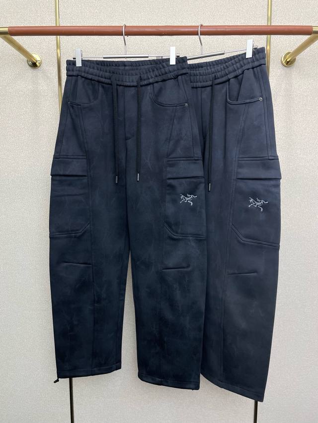 Arc’Teryx始祖鸟砸锅卖铁都要上的新款新款 休闲加绒裤 高端版本！专柜定制面料 透气舒适度高，细节无可挑剔，品牌元素设计理念，体现高品质。手感细腻柔软！呈