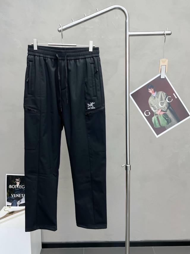 Arc’Teryx始祖鸟砸锅卖铁都要上的新款新款 休闲加绒裤 高端版本！专柜定制面料 透气舒适度高，细节无可挑剔，品牌元素设计理念，体现高品质。手感细腻柔软！呈
