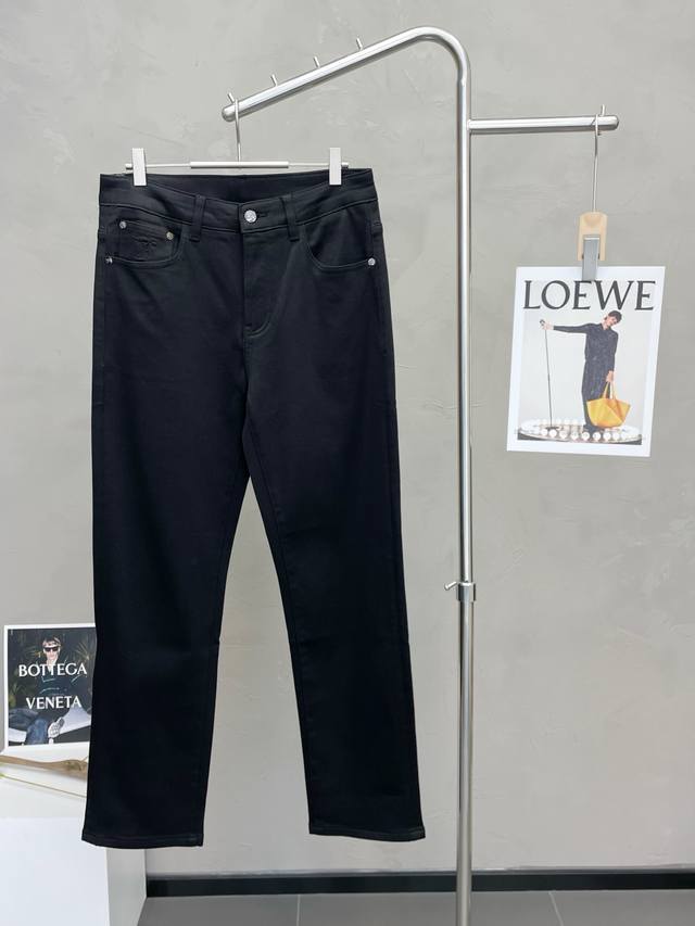 Burberry巴宝莉砸锅卖铁都要上的新款！新款休闲牛仔裤高端版本！专柜定制加绒面料 透气舒适度高，细节无可挑剔，品牌元素设计理念，体现高品质。手感细腻柔软！呈