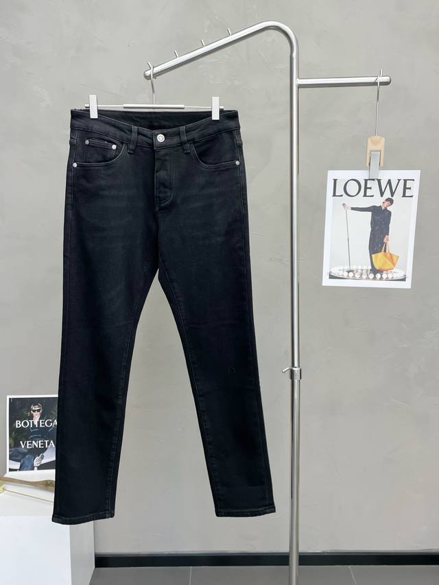 Dior迪奥砸锅卖铁都要上的新款！新款休闲牛仔裤高端版本！专柜定制加绒面料 透气舒适度高，细节无可挑剔，品牌元素设计理念，体现高品质。手感细腻柔软！呈现休闲裁剪