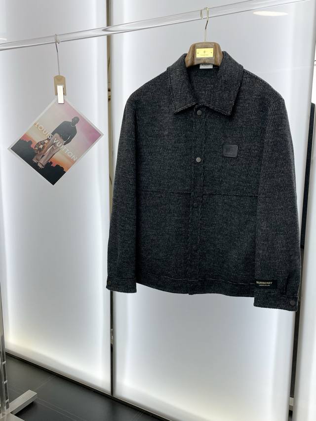 短款大衣-Burberry巴宝莉砸锅卖铁都要上的新款！新款原单男士羊毛双面呢外套短款排扣经典毛呢外套渠道特供 高端货官网柜台同步 老钱风格 简约经典大爆款。简洁