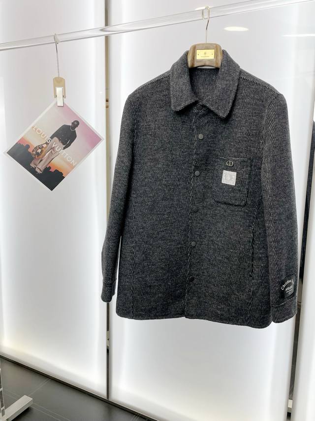 短款大衣- Dior迪奥砸锅卖铁都要上的新款！新款原单男士羊毛双面呢外套短款排扣经典毛呢外套渠道特供 高端货官网柜台同步 老钱风格 简约经典大爆款。简洁利落又清