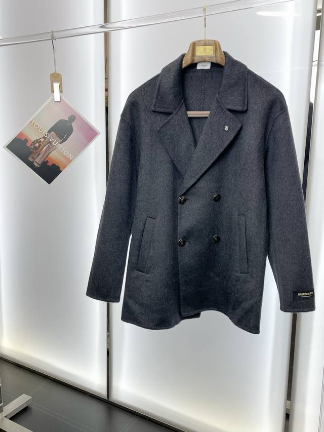 短款大衣-Burberry巴宝莉砸锅卖铁都要上的新款！新款原单男士羊毛双面呢外套短款双排扣经典毛呢外套渠道特供 高端货官网柜台同步 老钱风格 简约经典大爆款。简