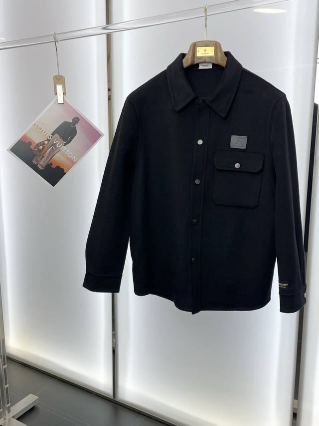 短款大衣-Burberry巴宝莉砸锅卖铁都要上的新款！新款原单男士羊毛双面呢外套短款排扣经典毛呢外套渠道特供 高端货官网柜台同步 老钱风格 简约经典大爆款。简洁