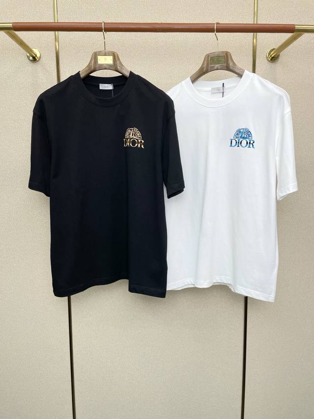 Dior迪奥砸锅卖铁都要上的新款！新款原单男士休闲短袖 高端定制 高端版本 时尚百搭爆款进口面料 手感超柔软细腻 穿着亲肤舒适 高端精品 代工厂p精细做工 上身