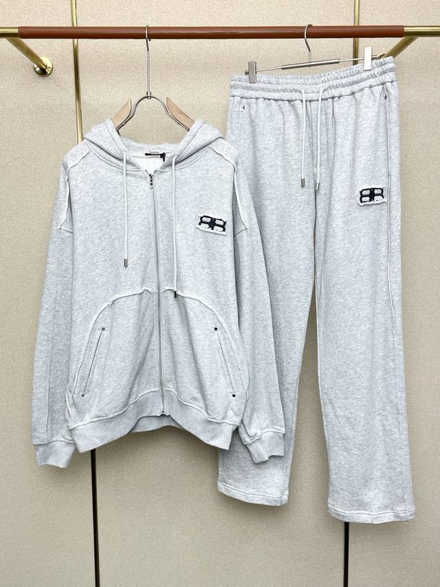 套。Balenciaga巴黎世家砸锅卖铁都要上的新款！新款专柜同款套装，高级感满满！细节精致高档，做工无可挑剔！进口面料 立体精致细腻。原版高端面料很显高级！面