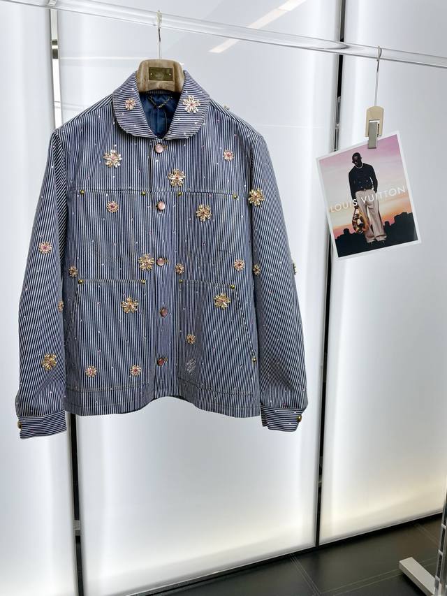 Louis Vuitton路易威登砸锅卖铁都要上的新款！最新时尚翻领外套 满钻水晶扣外套 经典设计感与颜值爆棚的外套，品质更是无法挑剔品控可以直接入手，不容过错