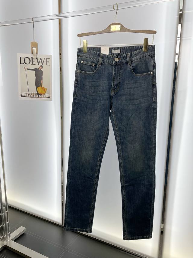 Dior迪奥砸锅卖铁都要上的新款！新款休闲牛仔裤高端版本！专柜定制面料 透气舒适度高，细节无可挑剔，品牌元素设计理念，体现高品质。手感细腻柔软！呈现休闲裁剪，上