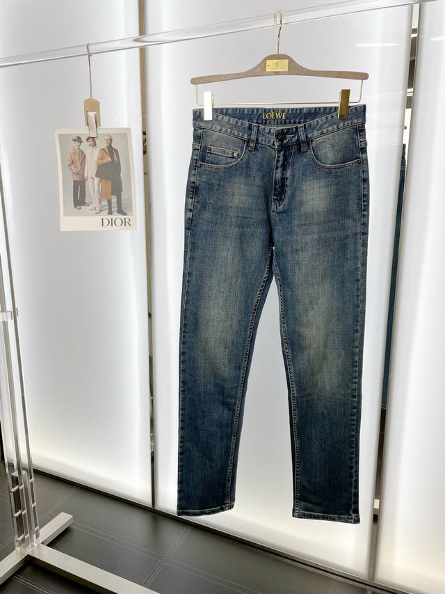 Loewe罗意威砸锅卖铁都要上的新款！新款牛仔裤高端版本！专柜定制面料 透气舒适度高，细节无可挑剔，品牌元素设计理念，体现高品质。手感细腻柔软！呈现休闲裁剪，上