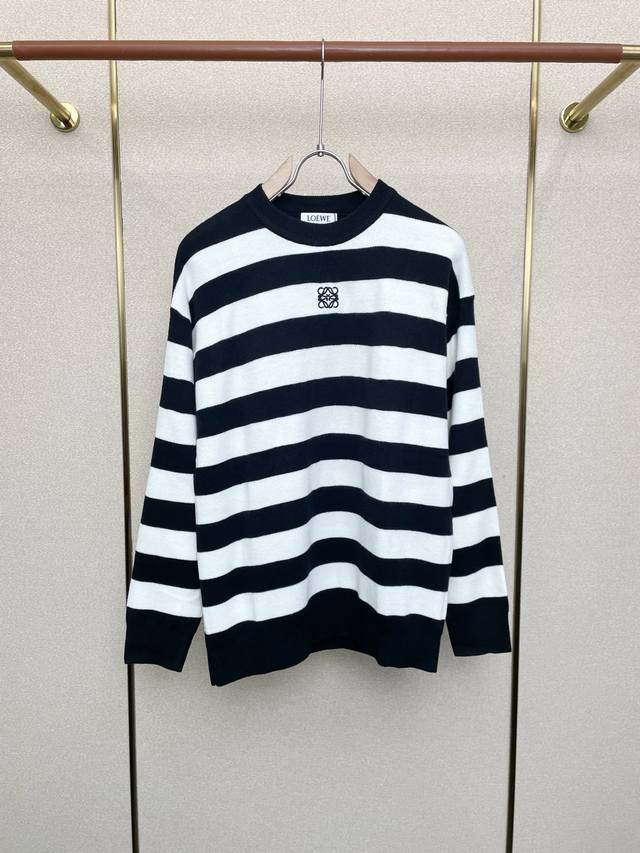 Loewe罗意威砸锅卖铁都要上的新款！最新时尚毛衣 经典设计感与颜值爆棚的外套，品质更是无法挑剔品控可以直接入手，不容过错的高端臻品！通过细节图片便可感受到它强