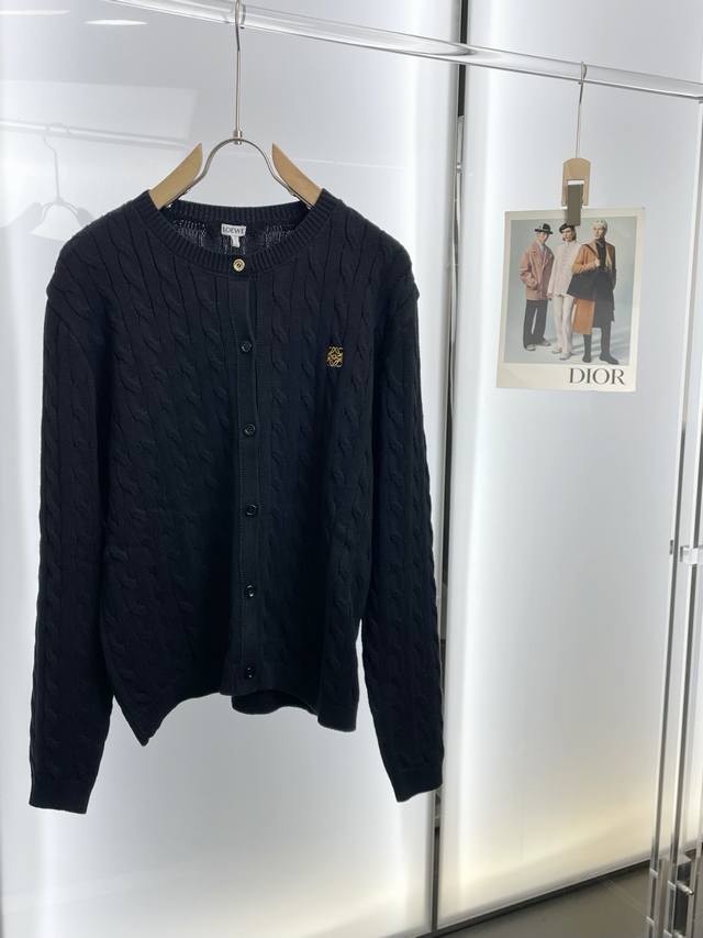 Loewe罗意威砸锅卖铁都要上的新款！新款原单男士休闲毛衣 高端定制 高端版本 时尚百搭爆款进口面料 手感超柔软细腻 穿着亲肤舒适 保暖舒适 高端精品 代工厂p