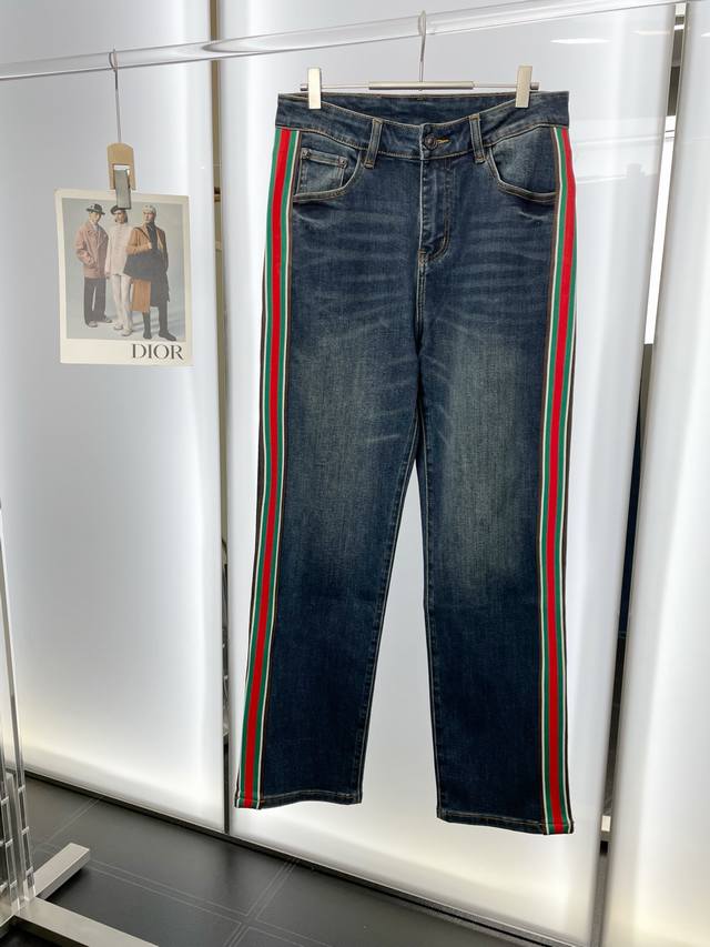 Gucci古驰砸锅卖铁都要上的新款！新款休闲牛仔裤高端版本！专柜定制面料 透气舒适度高，细节无可挑剔，品牌元素设计理念，体现高品质。手感细腻柔软！呈现休闲裁剪，