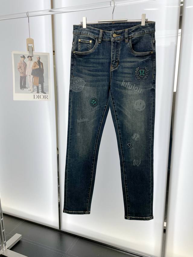 Lululemon露露乐蒙砸锅卖铁都要上的新款！新款休闲牛仔裤高端版本！专柜定制面料 透气舒适度高，细节无可挑剔，品牌元素设计理念，体现高品质。手感细腻柔软！呈