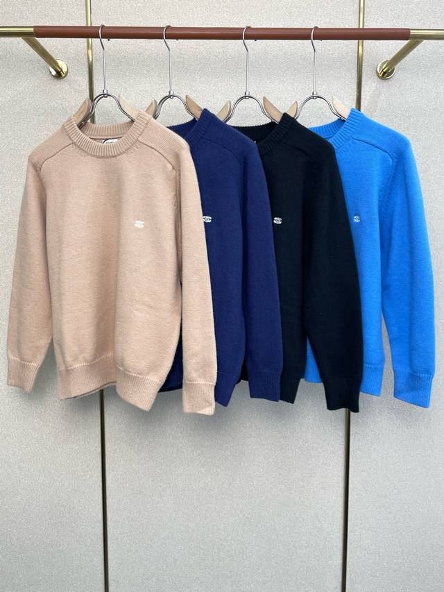 Celine赛琳砸锅卖铁都要上的新款！最新时尚圆领毛衣 经典设计感与颜值爆棚的外套，品质更是无法挑剔品控可以直接入手，不容过错的高端臻品！通过细节图片便可感受到