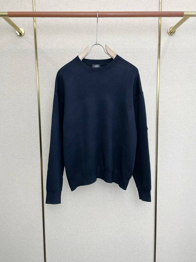 Balenciaga巴黎世家砸锅卖铁都要上的新款！最新时尚圆领毛衣 经典设计感与颜值爆棚的外套，品质更是无法挑剔品控可以直接入手，不容过错的高端臻品！通过细节图