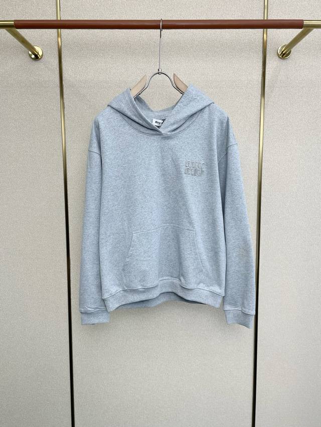 Miumiu谬谬砸锅卖铁都要上的新款！最新时尚连帽卫衣 经典设计感与颜值爆棚的外套，品质更是无法挑剔品控可以直接入手，不容过错的高端臻品！通过细节图片便可感受到