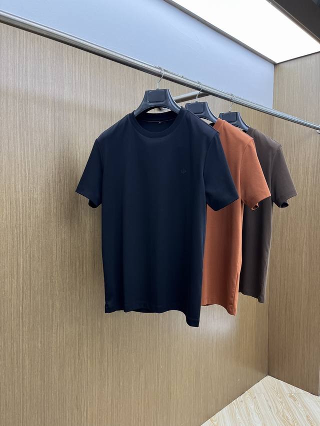 早春p Lp2540春夏新款简约休闲短袖 精选新疆长绒棉 纱线环保染色定型 面料洗水上身软软舒适 多元化搭配 符合眼下时尚前沿的创新趋势 复古与现代化元素的碰撞