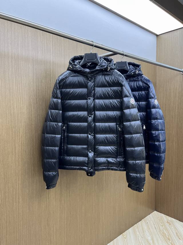 秋冬羽绒 Mon 2540最新款时尚设计师款羽绒外套连帽羽绒服，肩膀经典Logo爆款羽绒服，90#白鸭绒填充，处处细节显工艺足够的高级 结构性剪裁的设计改变来展