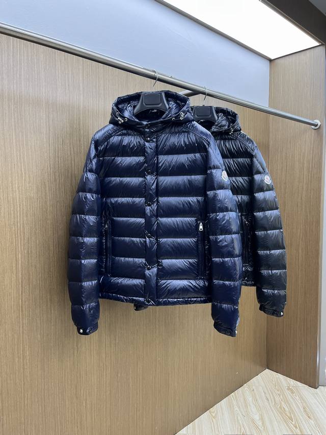 秋冬羽绒 Mon 2540最新款时尚设计师款羽绒外套连帽羽绒服，肩膀经典Logo爆款羽绒服，90#白鸭绒填充，处处细节显工艺足够的高级 结构性剪裁的设计改变来展