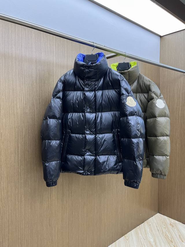 秋冬羽绒 Mon 2540最新款时尚设计师款羽绒外套立领羽绒服，胸口经典Logo爆款羽绒服，90#白鹅绒填充，处处细节显工艺足够的高级 结构性剪裁的设计改变来展
