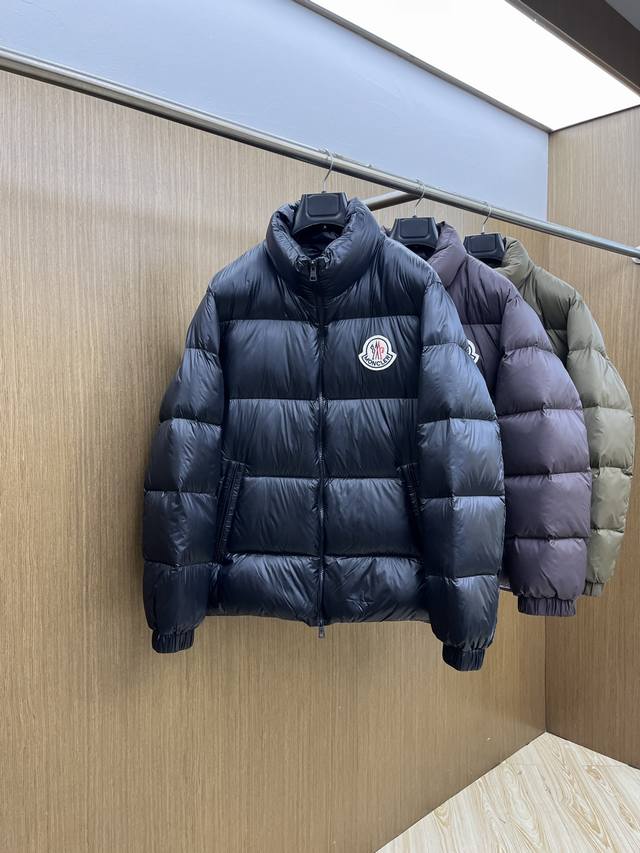 秋冬羽绒 Mon 2540最新款时尚设计师款羽绒外套立领羽绒服，胸口经典Logo爆款羽绒服，90#白鹅绒填充，处处细节显工艺足够的高级 结构性剪裁的设计改变来展