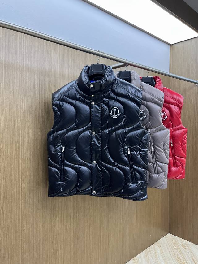 秋冬羽绒 Mon 2540最新款时尚休闲羽绒外套马甲立领，冬季顶级轻奢羽绒服，胸前经典Logo刺绣爆款羽绒服，90#白鹅绒填充，处处细节显工艺足够的高级 结构性