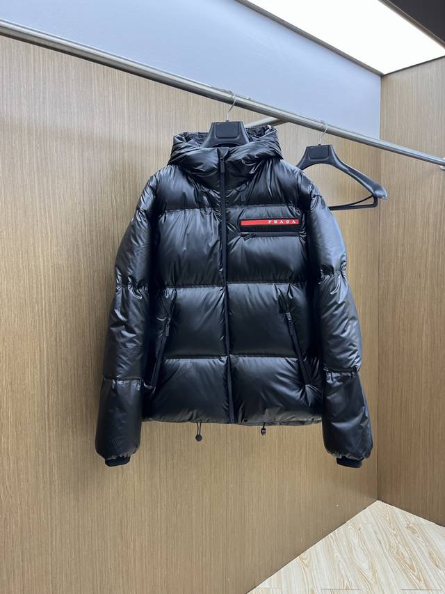 秋冬羽绒 prada普拉达 高版本 2025Ss秋冬新款时尚休闲羽绒外套连帽不可拆，处处细节显工艺足够的高级，结构性剪裁的设计改变来展现男士多样的形象变化，修身