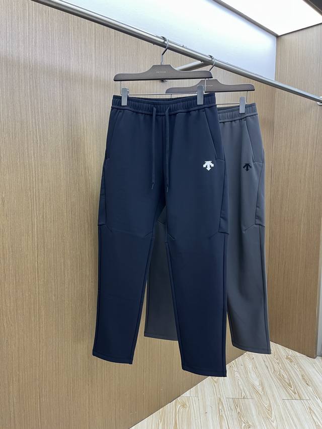 秋冬 Dst秋冬新款休闲裤 高端版本！定制面料 透气舒适度高，细节无可挑剔，品牌元素设计理念，体现高品质。手感细腻柔软！呈现休闲裁剪，上身版型超赞！ 码数：M-