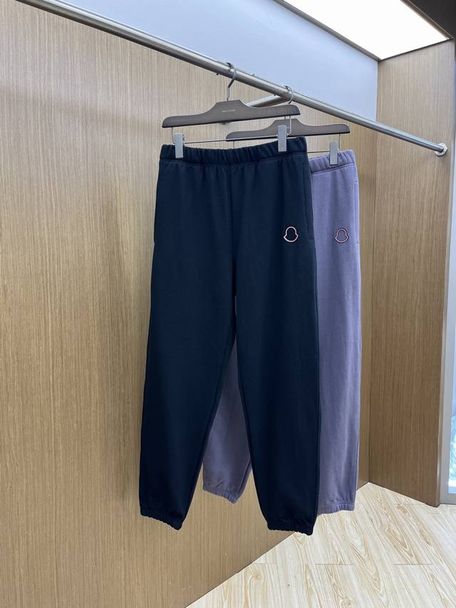 秋冬 Mon 独家专供新款休闲裤 加厚款 高端版本！定制面料 透气舒适度高，细节无可挑剔，品牌元素设计理念，体现高品质。手感细腻柔软！呈现休闲裁剪，上身版型超赞