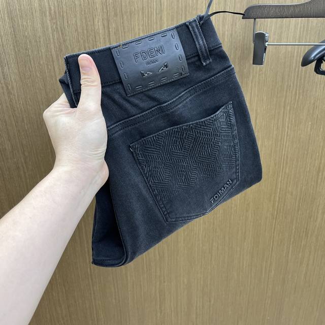 秋冬 Fd 2540秋冬新品休闲牛仔裤 官网同步发售，裤身工艺设计，进口客供辅料、面料定制，代工厂p出品免检！每个细节做到极致，原版五金配件，潮范十足、上身有型