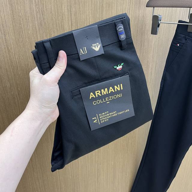 秋冬 Aj 2540Ss秋冬新品，官网同步有售，男士高端商务休闲西裤，高端进口面料，带弹力，后面采用硅胶字母压胶，五搭配，即经典又时尚，合体裁缝，上身效果无约束