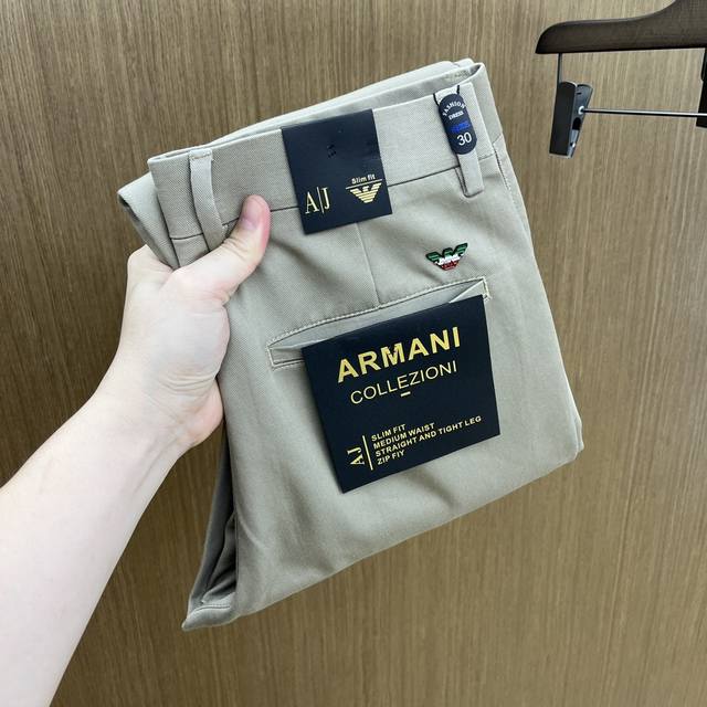 秋冬 Aj 2540Ss秋冬新品，官网同步有售，男士高端商务休闲西裤，高端进口面料，带弹力，后面采用硅胶字母压胶，五搭配，即经典又时尚，合体裁缝，上身效果无约束