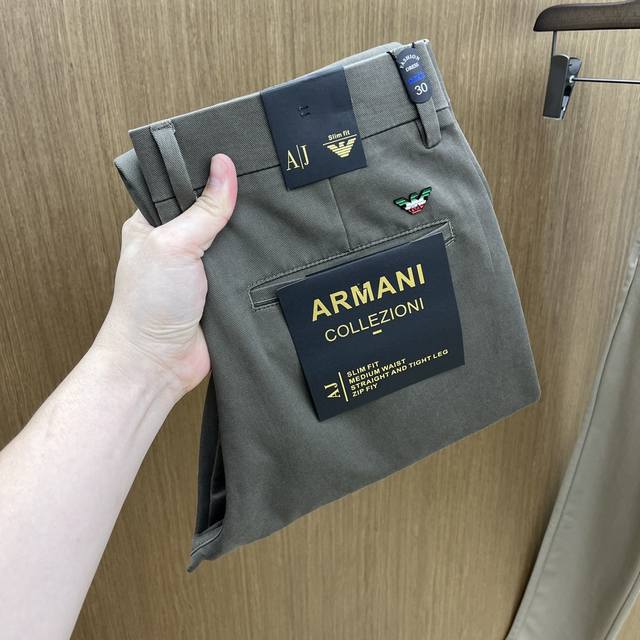 秋冬 Aj 2540Ss秋冬新品，官网同步有售，男士高端商务休闲西裤，高端进口面料，带弹力，后面采用硅胶字母压胶，五搭配，即经典又时尚，合体裁缝，上身效果无约束