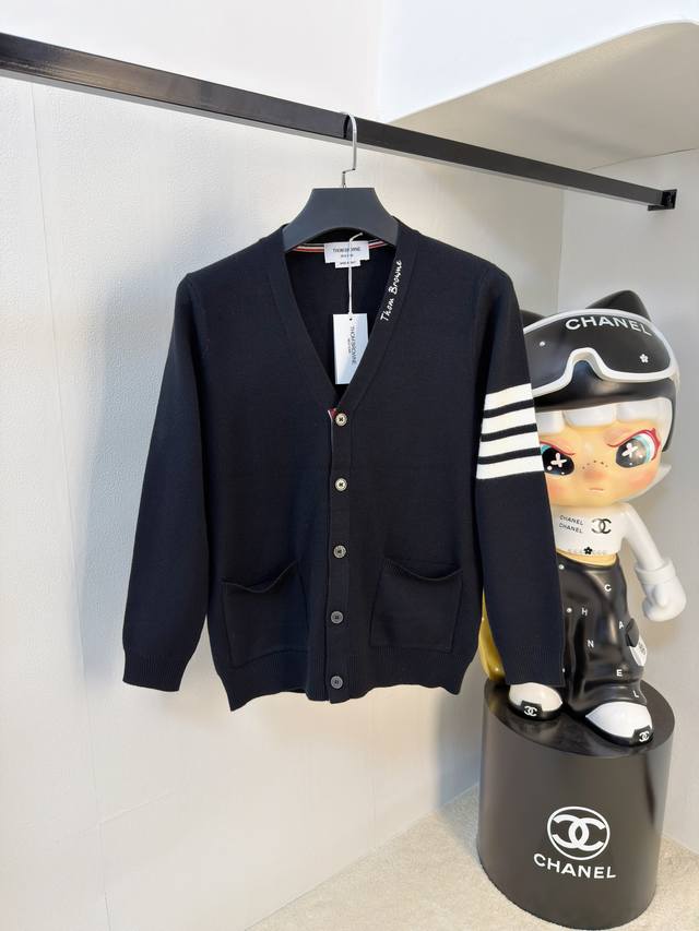 Tb 2025 新品 秋冬新款针织羊毛开衫 高品质意大利进口羊毛混纺面料，高密度针织，时尚百搭毛衣，帅气十足。经典Logo提花款。耐穿不易变形，版型，各种风格都