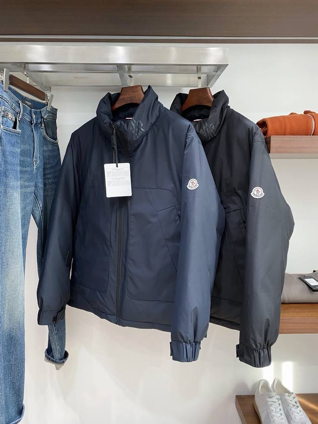 蒙口2025最新款男士轻薄羽绒服、面料柔软舒适 ．上身版型超赞 ．拉链．辅料都是客供 、进口面料，轻便舒适，保暖有型、简单大方款式！轻便保暖、秋冬御寒的最佳选择