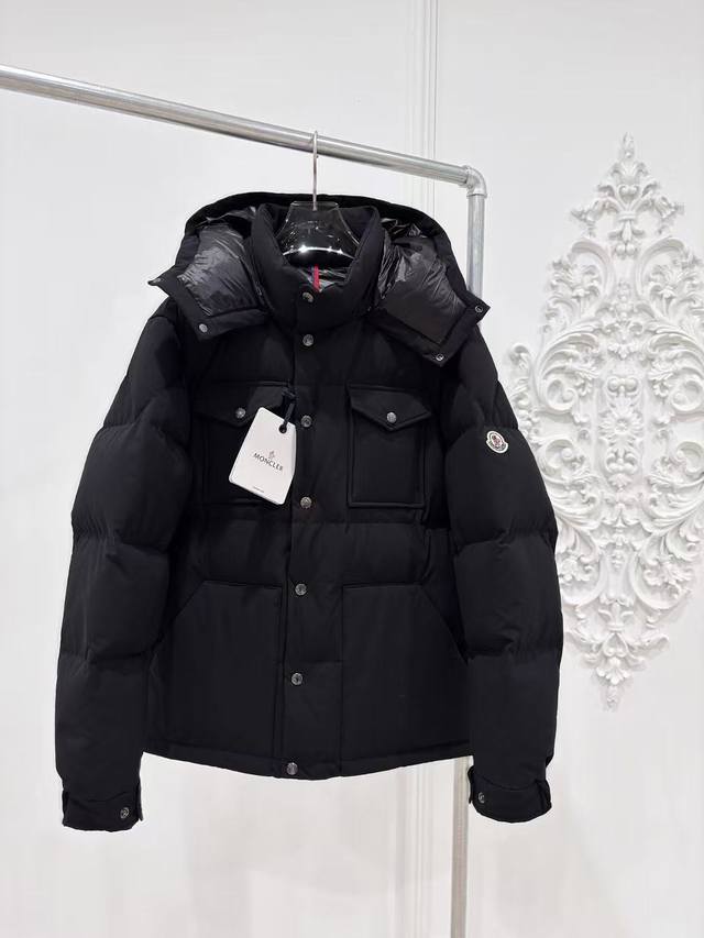 羽绒服 Moncler 蒙口新款Fornas户外多口袋羽绒服 来自Moncler的羽绒搭配型录 有点臃肿，又缺乏些时尚感，但又是季节性不得不穿的救命单品，羽绒服