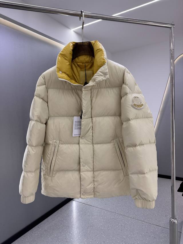 Moncler Lipsi羽绒.撞色拼接设计.填充超级饱满. Lipsi男士羽绒马甲采用亮面Nylon Laqué面料制成，适合换季穿着，带来温暖呵护。 Lip