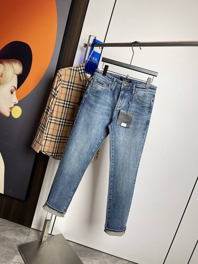 pp菲利普斯2025秋冬新款 原单狠货牛仔裤，原版五金皮牌 ！版型超正.修身不紧身，超级有范，原版定制水洗牛仔面料，原版五金辅料开模！上身帅气十足！码数：30-