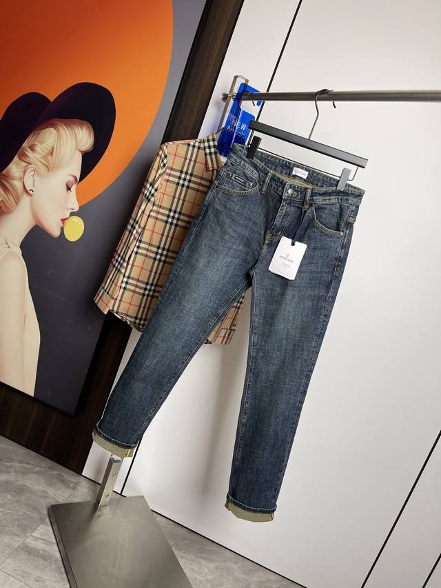 蒙口2025秋冬新款 原单狠货牛仔裤，原版五金皮牌 ！版型超正.修身不紧身，超级有范，原版定制水洗牛仔面料，原版五金辅料开模！上身帅气十足！码数：30-3835