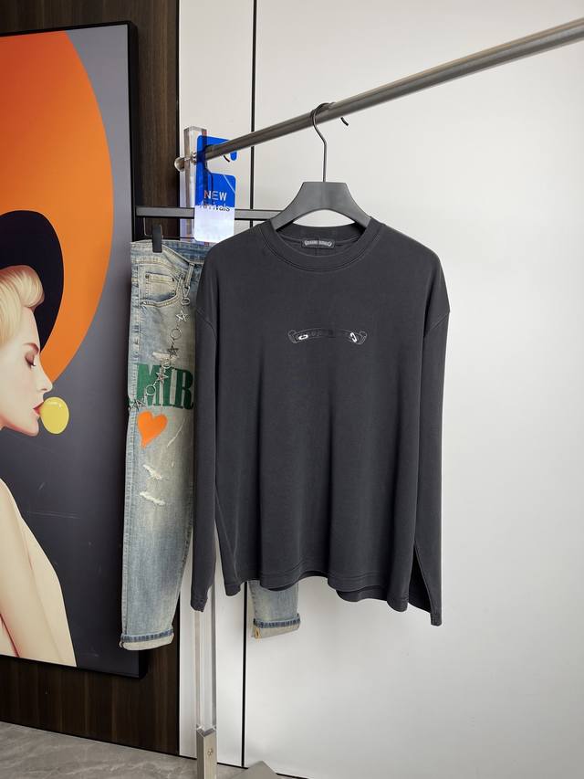 克罗心25秋冬新品圆领长袖打底T！微宽松版！原版胶印 三标齐 ！简约百搭款。纯棉面料.穿着透气舒适！灰黑色 冬季打底必备！码数：M-2Xl Fkf