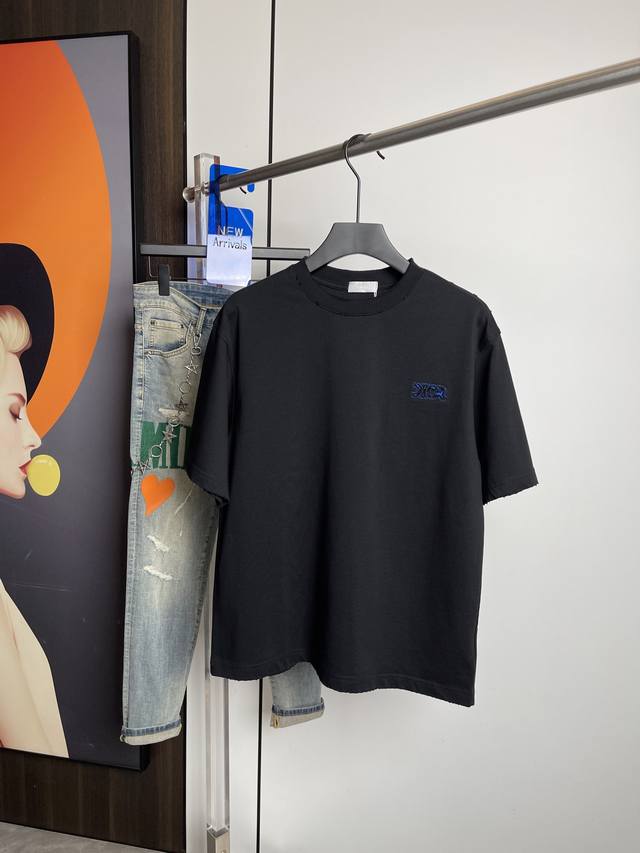 Dior2026春夏新品短袖T恤，原版刺绣印花.三标齐 ！简约百搭款。纯棉面料.穿着透气舒适！黑白两色 微阔版型.男女同款！码数：M-Xxl M码可以穿到140