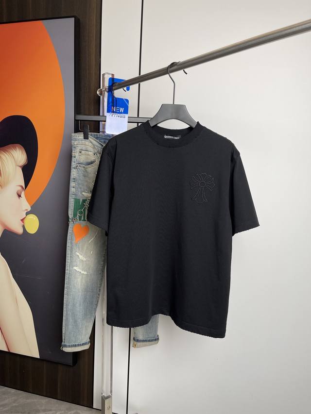 克罗心2026春夏新品短袖T恤，原版刺绣印花.三标齐 ！简约百搭款。纯棉面料.穿着透气舒适！黑白两色 微阔版型.男女同款！码数：M-Xxl M码可以穿到140斤