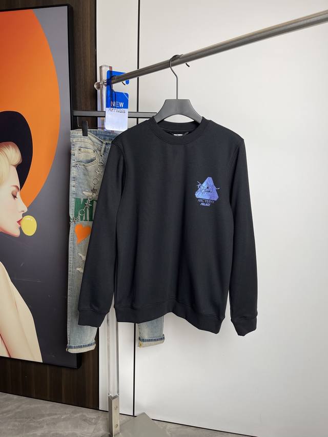 始祖鸟25秋冬新品圆领加绒卫衣！原版刺绣.三标齐 ！简约百搭款。厚质纯棉面料内里加绒 穿着透气舒适！黑色 冬季打底必备！码数：M-3Xl Fkf