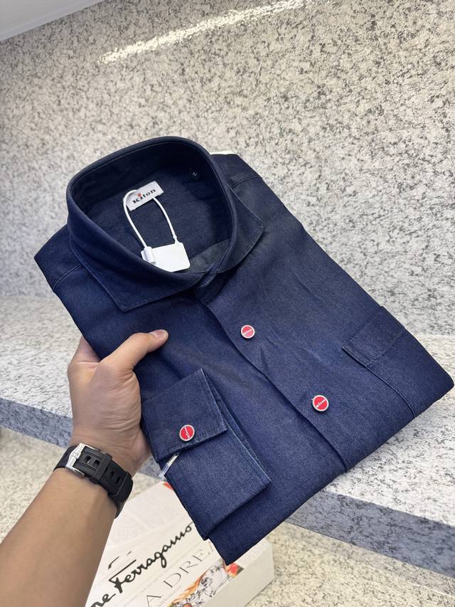 Kiton奇敦秋冬新款牛津布高货代购爆品衬衣呈现最高规格的穿着感受，完美贴合身型，澳洲顶级深海贝母扣闪耀天然光泽，都是匠心体现。商务休闲，皆可穿着。高清数码直喷