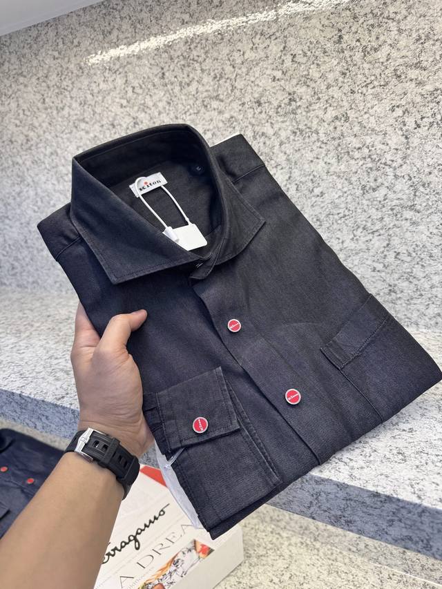 Kiton奇敦秋冬 衬衣牛津布高货代购爆品衬衣呈现最高规格的穿着感受，完美贴合身型，澳洲顶级深海贝母扣闪耀天然光泽，都是匠心体现。商务休闲，皆可穿着。高清数码直