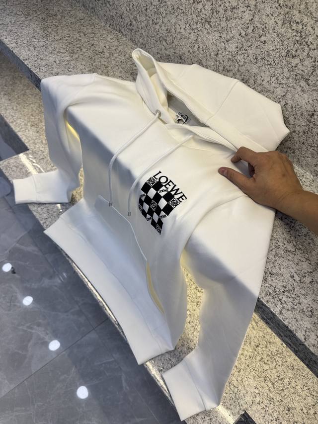 Loewe罗意崴秋冬男装专柜官网新品连帽口袋款卫衣 帅气空气层棉 爆款面料超好人气推荐秋冬必备卫布男士圆领卫衣正面饰有经典图标刺绣元素设计诠释品牌精髓，采用38